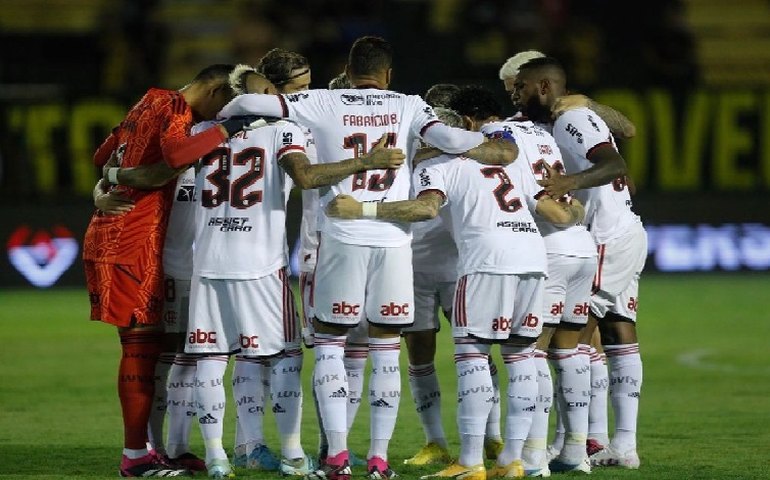 Gabigol erra pênalti, se redime com dois gols e Flamengo volta ao topo no Carioca