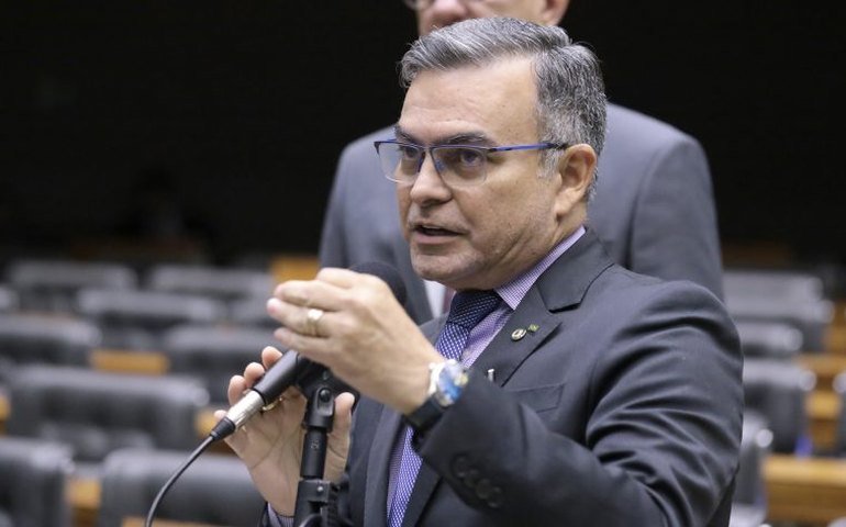 Comissão aprova condições para motorista de táxi ou de aplicativo financiar cabine blindada