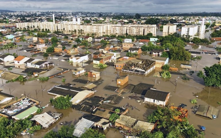 Porto Alegre remove famílias de mais um bairro e teme nova enchente recorde nesta terça