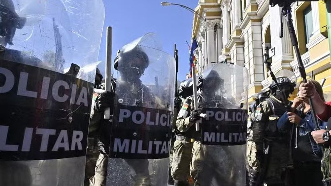 Tropas militares tomam praça em La Paz e presidente Arce pede 'respeito pela democracia'