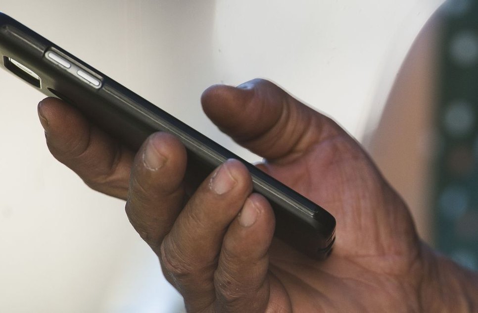 CELULAR NA MÃO / Foto: Marcello Casal Jr/Agência Brasil