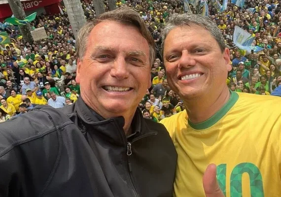Tarcísio chega a condomínio para visitar Bolsonaro, em prisão domiciliar
