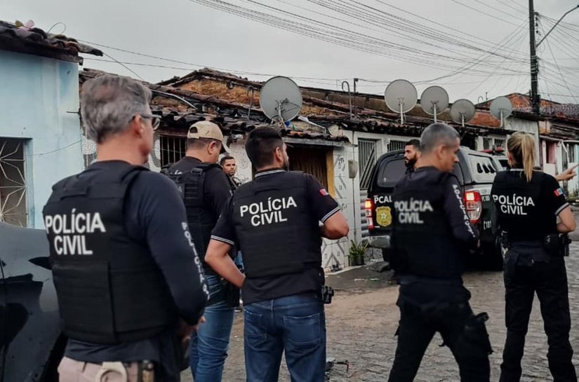 Cajueiro: mãe é presa e filha adolescente apreendida em operação da Polícia Civil