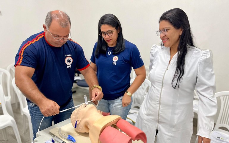 Profissionais do Hospital de Emergência do Agreste são treinados sobre o uso de máscara laríngea