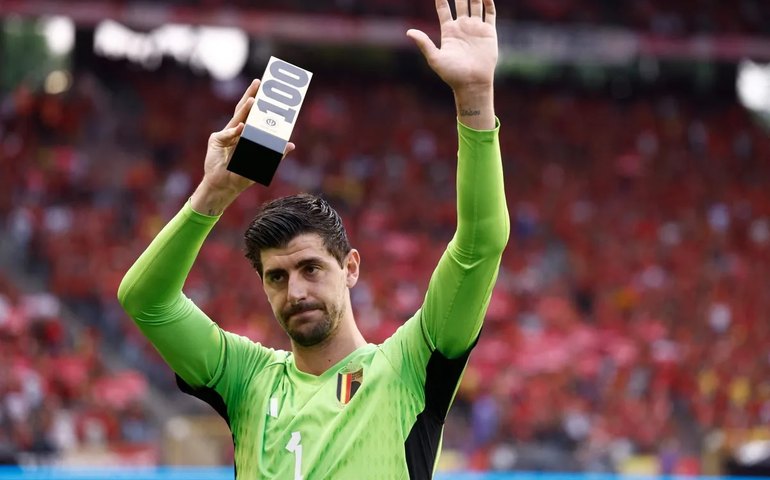 Jornal: goleiro Courtois vira dono de equipe da Fórmula 4
