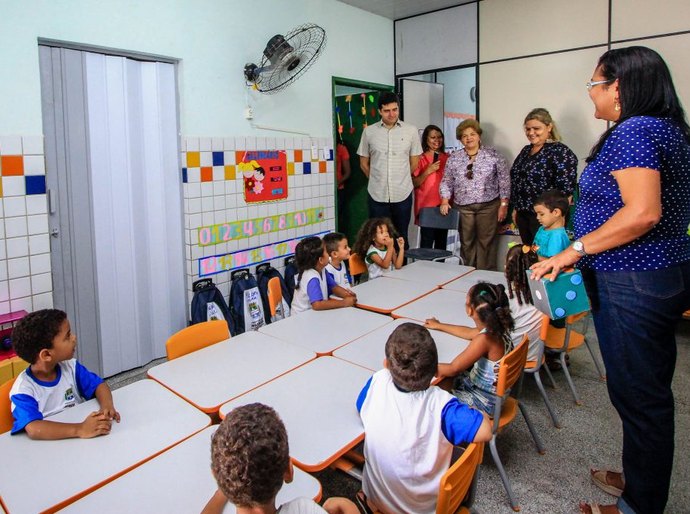 Prefeito Rui Palmeira visita Cmei reformado no bairro do Prado