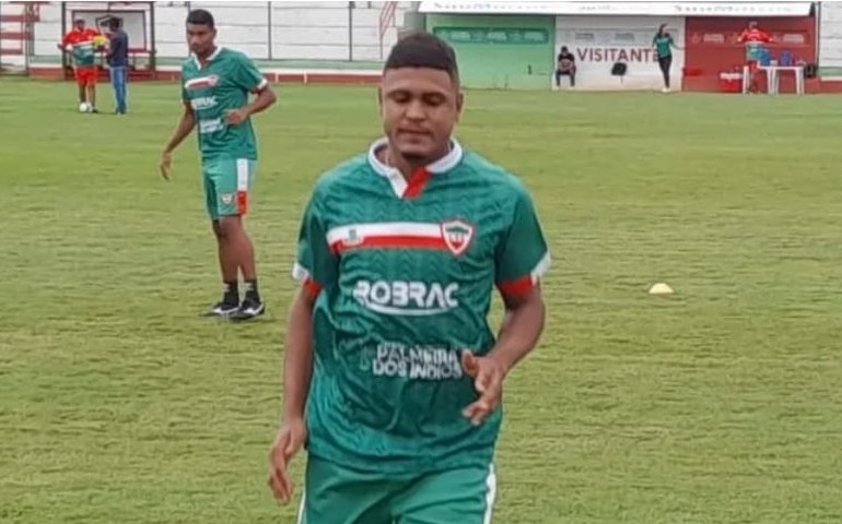 Zagueiro Ramos se destaca em treino do CSE enquanto o clube negocia reforços
