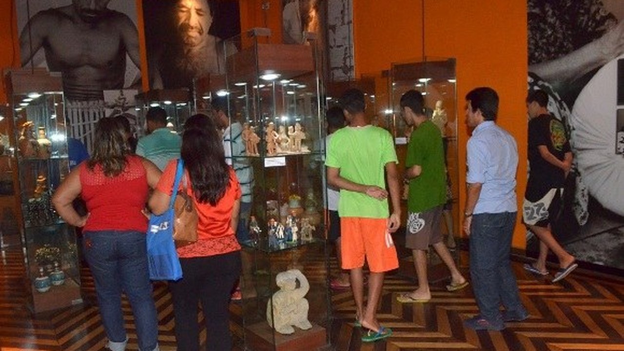Jovens da Sase visitam o museu Théo Brandão