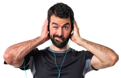 Saiba como prevenir a perda auditiva causada por fones de ouvido