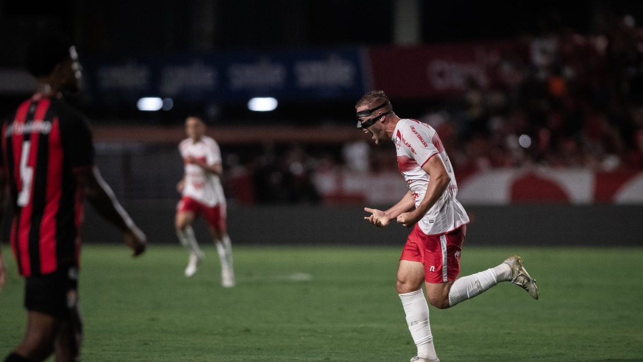 CRB aplica goleada de 6 a 0 no líder Vitória e surpreende crônica esportiva