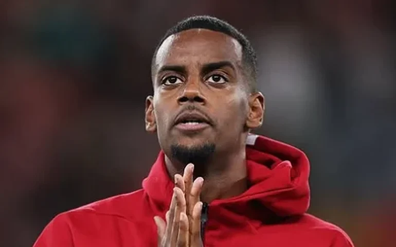 Isak encerra jejum, Paquetá é expulso e Liverpool reage com vitória sobre o West Ham