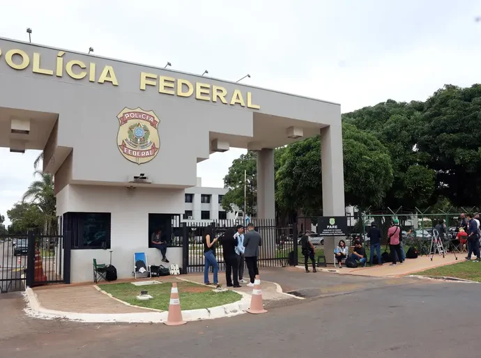 'Todo mundo sabe o que ele fez', diz Lula sobre prisão de Bolsonaro