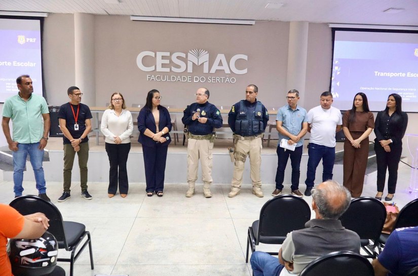 Motoristas da rede municipal de ensino de Palmeira participam de palestra com a Polícia Rodoviária Federal