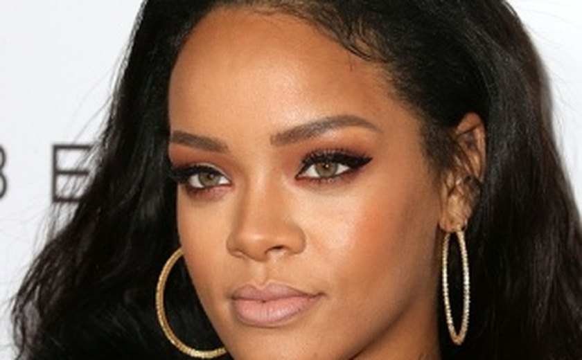 Rihanna incorpora Maria Antonieta e aparece fumando maconha em capa de revista