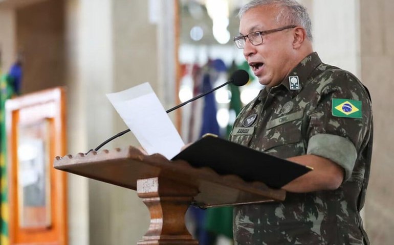 Ex-comandante do Exército afirma que dividiu com o governo decisão de não prender presentes no 8 de janeiro