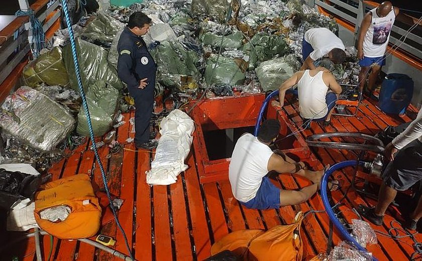 Barco encalha e produtos contrabandeados são apreendidos