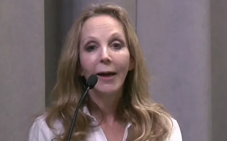 'Vivemos uma cultura de distração', diz Rebecca Goldstein em debate com Maria Homem