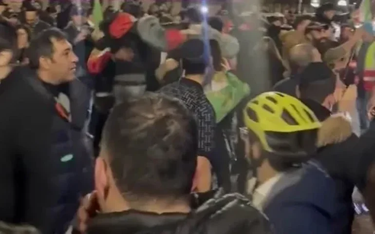 Multidões comemoram em Londres após ataques contra o Irã