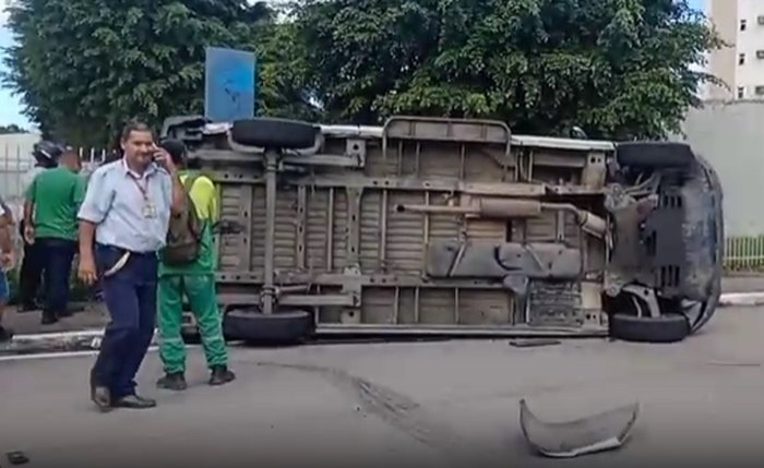 Ambulância capotada na Avenida Fernandes Lima Ambulância capotada na Avenida Fernandes Lima