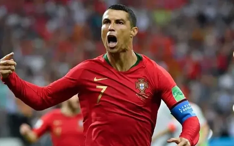 Cristiano Ronaldo se torna o primeiro jogador bilionário da história do futebol