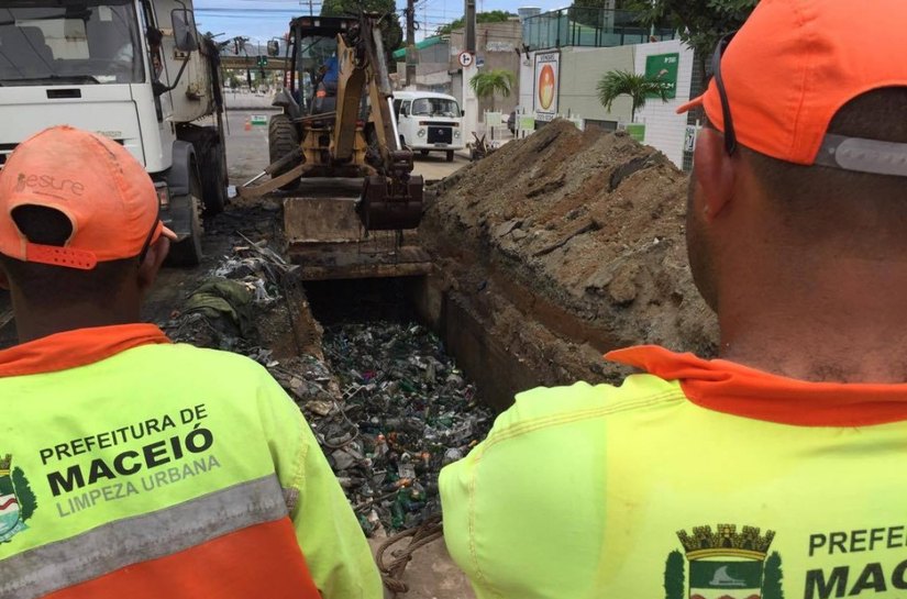 Ação da Slum retira toneladas de lixo de galeria na Gustavo Paiva