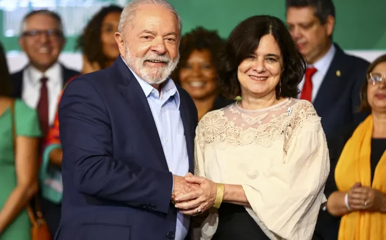 Lula volta a bancar Nísia no Ministério da Saúde em meio a pressão do Centrão
