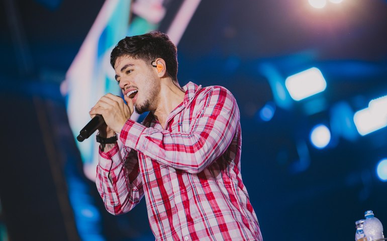 Thiago Freitas encerra turnê junina com show gratuito em Arapiraca