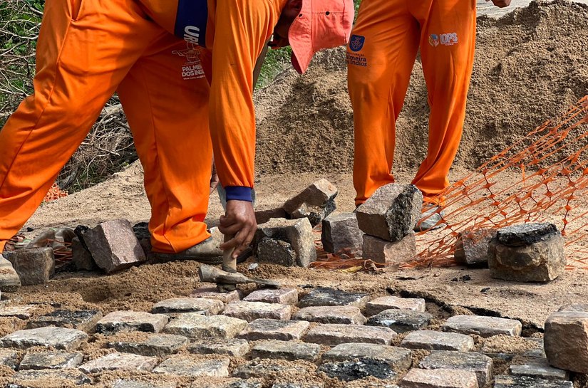Por determinação da prefeita, obras de repavimentação e recomposição de drenagem são feitas no bairro Vila Nova