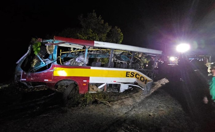ônibus envolvido no acidente que deixou saldo de 20 mortes foi içado à noite ônibus envolvido no acidente que deixou saldo de 20 mortes foi içado à noite