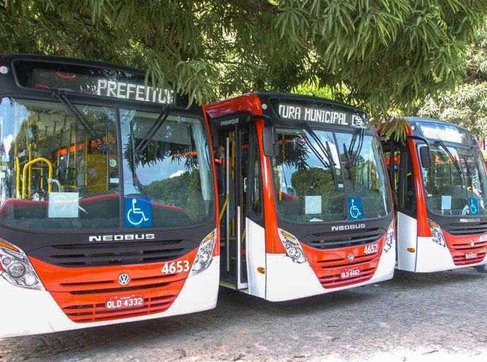 Prefeito Rui Palmeira entrega dez novos ônibus para usuários do transporte