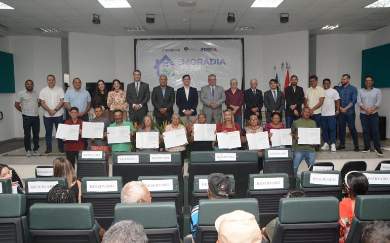 Mais de 100 famílias regularizam seus imóveis em Coruripe através do Moradia Legal