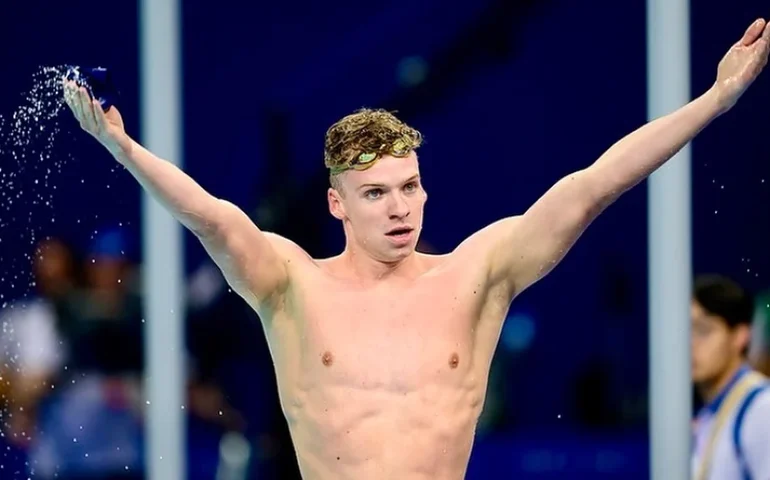 Fenômeno francês da natação, Leon Marchand bate recorde mundial de 12 anos nos 200m medley