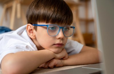 Entenda por que a alta miopia preocupa especialistas durante as férias escolares