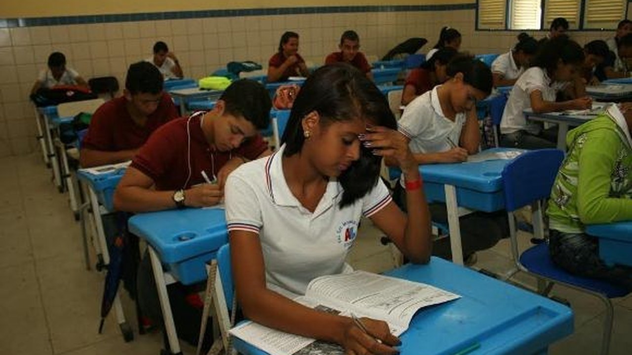 Alunos participam de aulão de questões corrigidas de simulado para o Enem