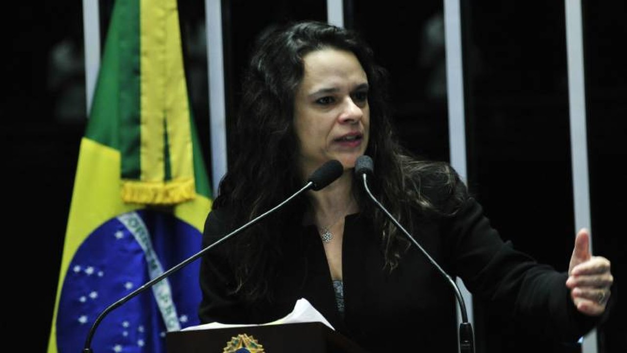 Janaina Paschoal diz que briga de Bolsonaro com STF ‘é teatro’ e alfineta Pontes