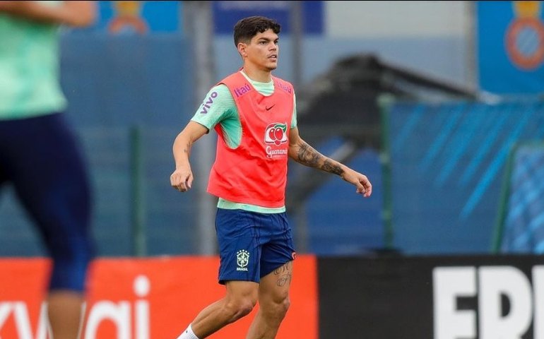 Ramon testa Ayrton Lucas no lugar de Alex Telles em treino da seleção