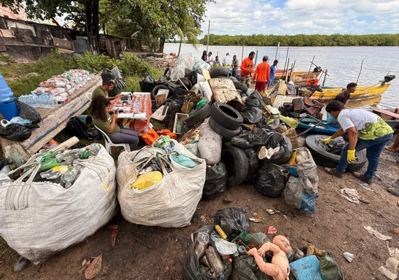 Quase duas toneladas de lixo são recolhidas na lagoa Mundaú em ação para preservação dos manguezais