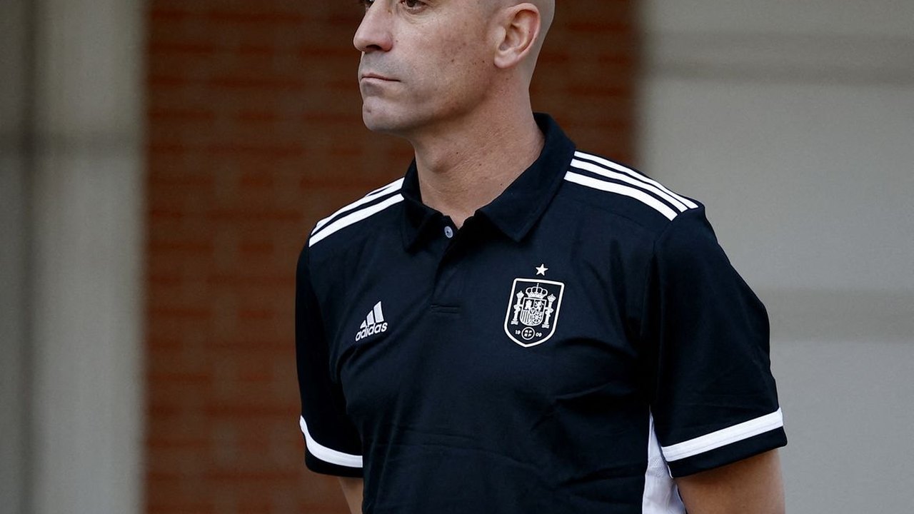Fifa suspende dirigente espanhol após beijo na final da Copa do Mundo