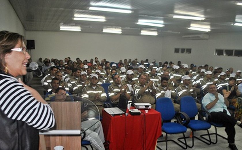 A prefeita Célia Rocha entrega novo uniforme aos agentes de trânsito de Arapiraca