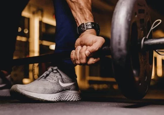 Na musculação, é melhor fazer os exercícios devagar ou rapidamente?