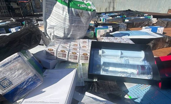 Ampolas de medicamentos emagrecedores paraguaios foram encontradas em meio a carga de contrabando num caminhão abandonado
