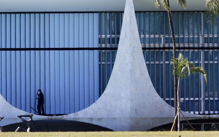 PF encontra documentos e bens no Alvorada e pede ao STF para interrogar Bolsonaro