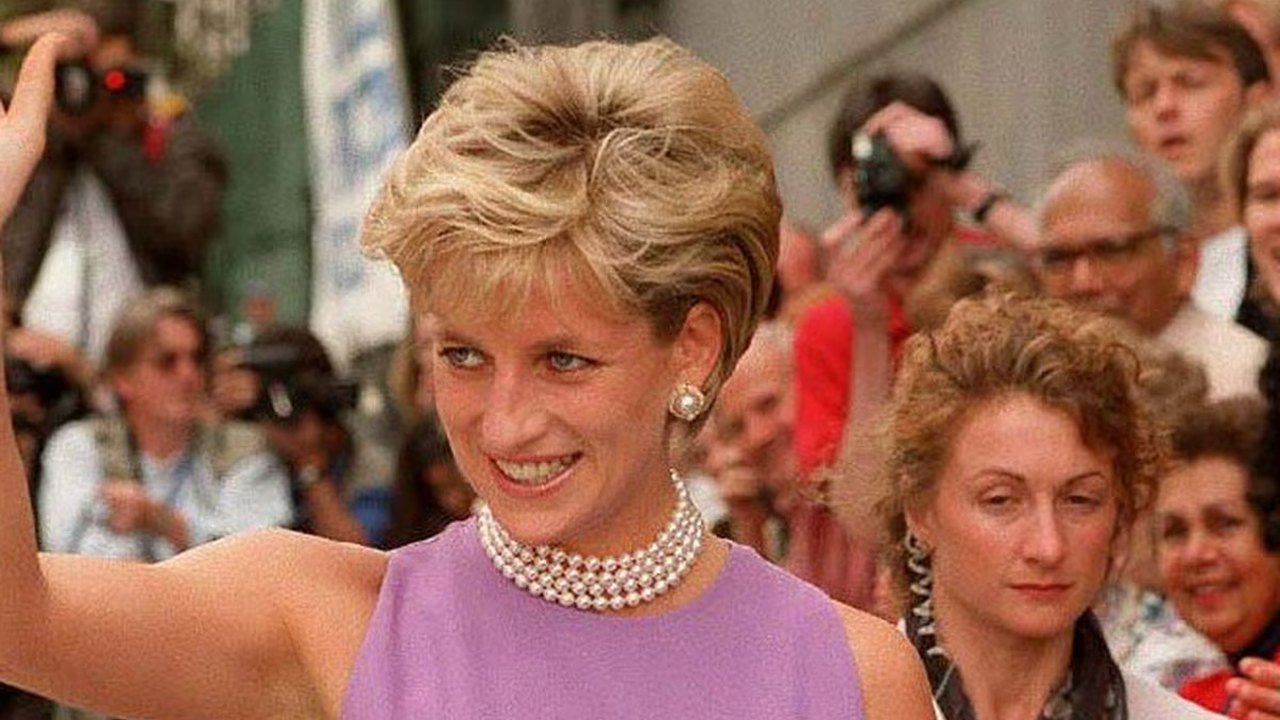 Princesa Diana é homenageada por fãs na internet e comparada com rainha Camilla