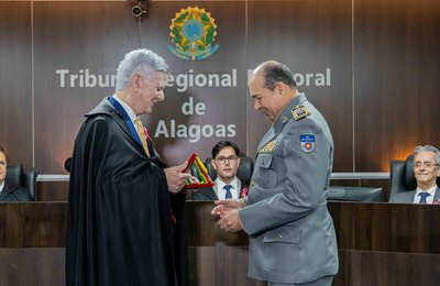 Comandante-geral da PM recebe Comenda do Mérito Eleitoral do TRE/AL