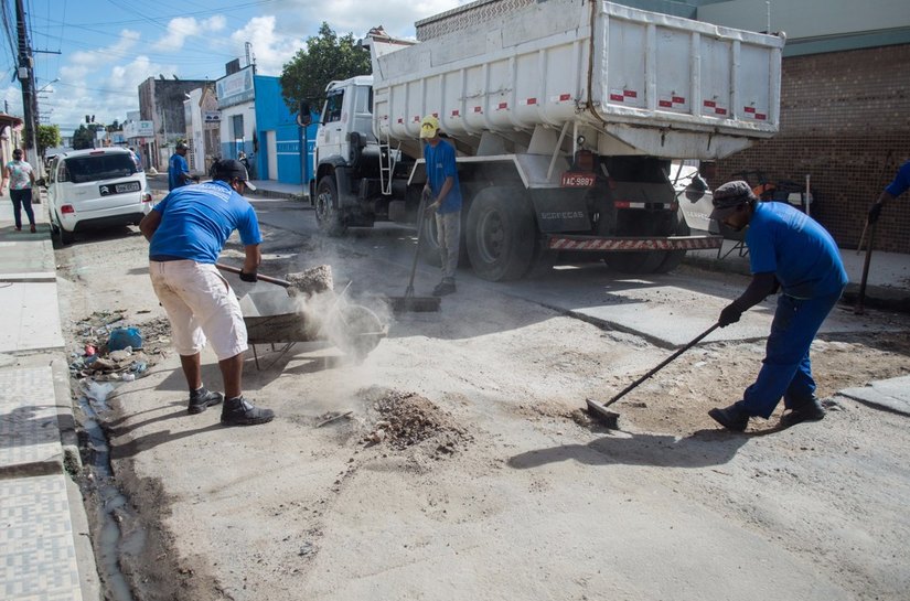 Com recursos próprios, Prefeitura reinicia serviços de pavimentação asfáltica em Arapiraca