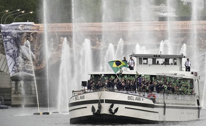 Cerimonia ocorreu sob as águas do rio Senna