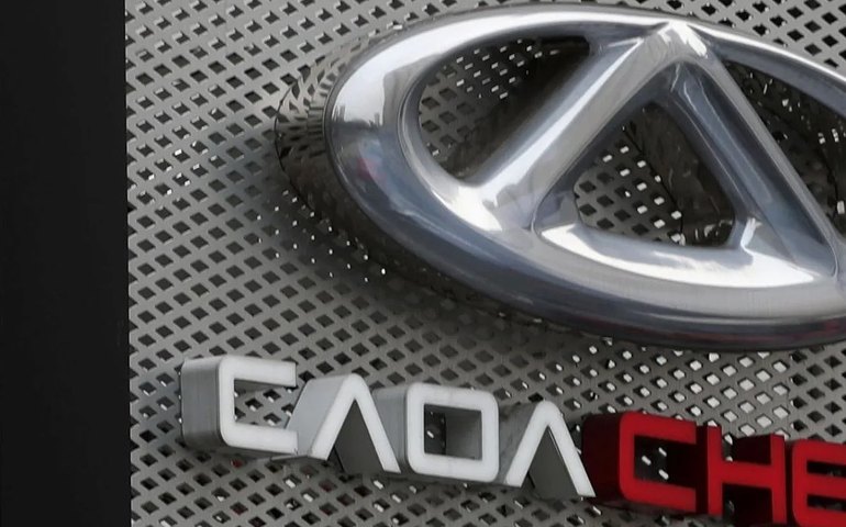 Carol Nakamura diz ter autorização para usar imagem do filho adotivo