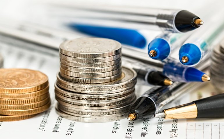 Juros fecham em alta com risco fiscal e aposta em tom conservador do Copom