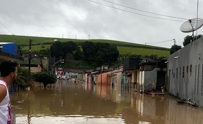 Ruas de Atalaia estão cobertas de água das chuvas e de lama