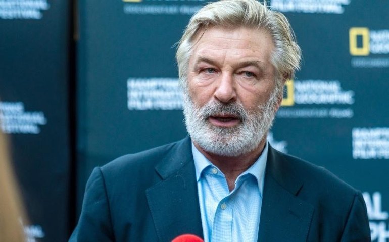 Alec Baldwin processa equipe de ‘Rust’ por morte de diretora de fotografia no set